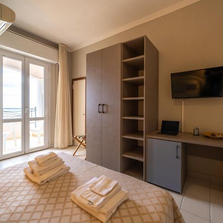 Hotel Continental Cattolica Esterno foto