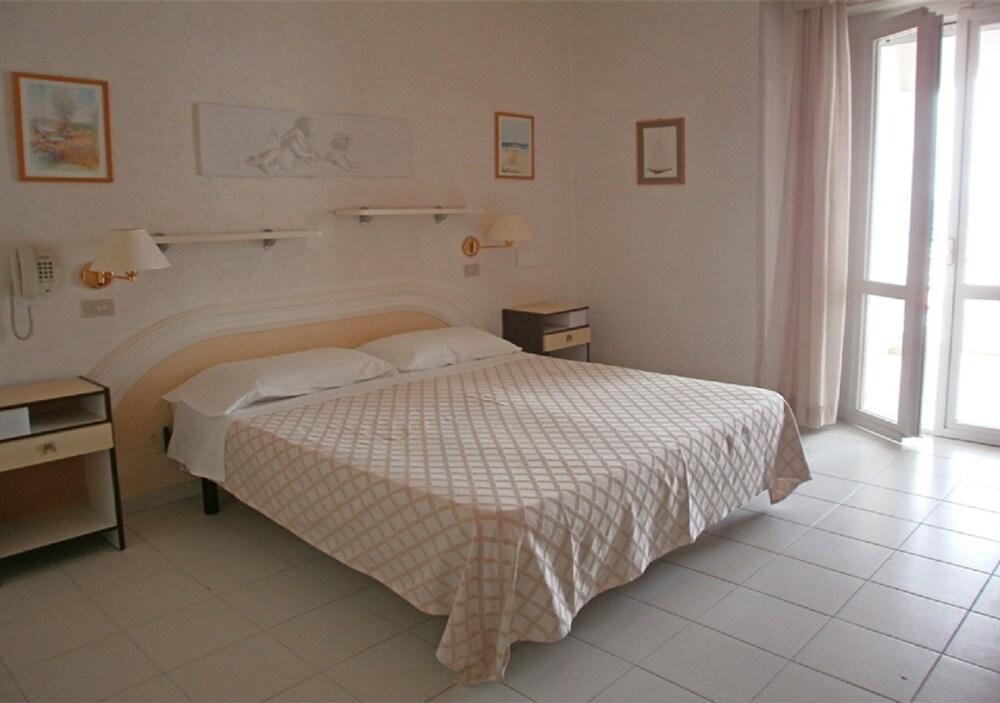 Hotel Continental Cattolica Esterno foto