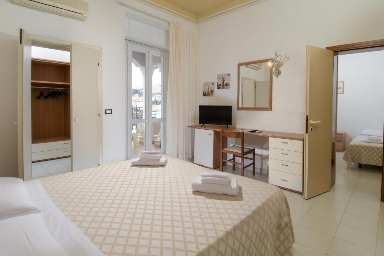 Hotel Continental Cattolica Esterno foto