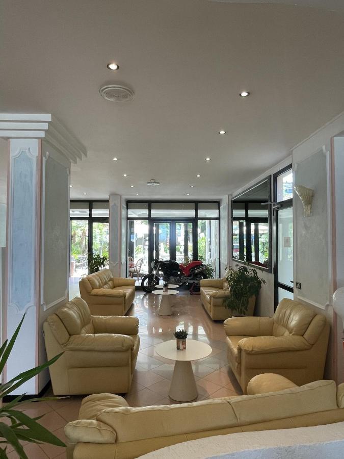Hotel Continental Cattolica Esterno foto