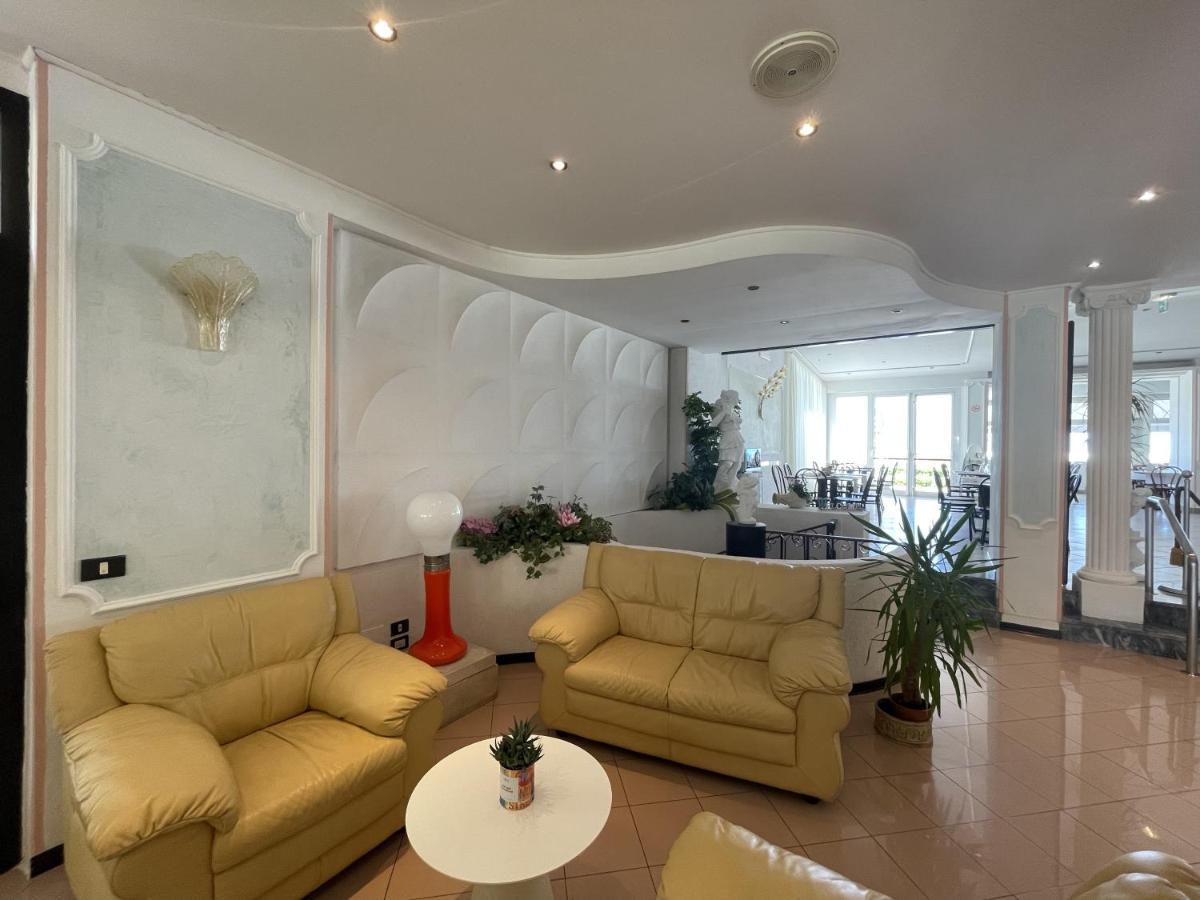Hotel Continental Cattolica Esterno foto