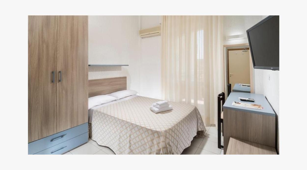 Hotel Continental Cattolica Esterno foto