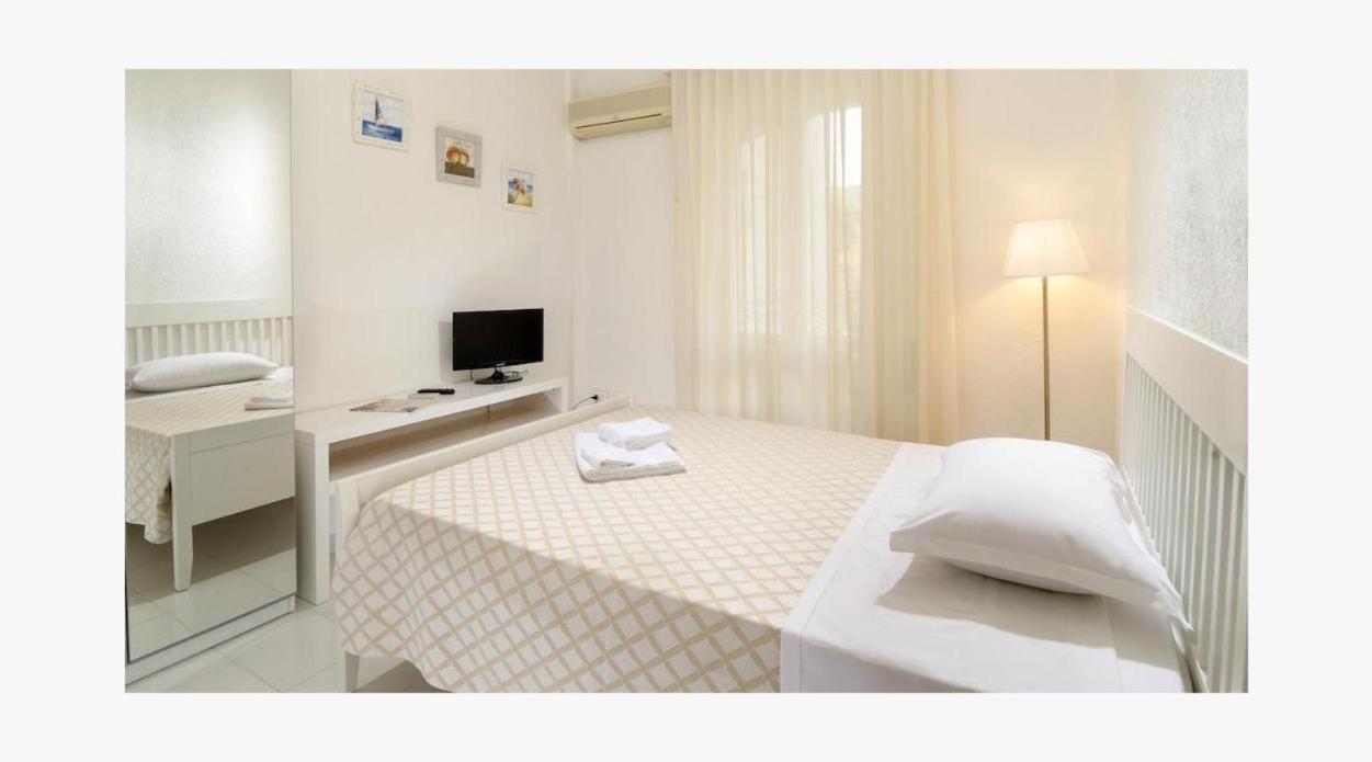 Hotel Continental Cattolica Esterno foto