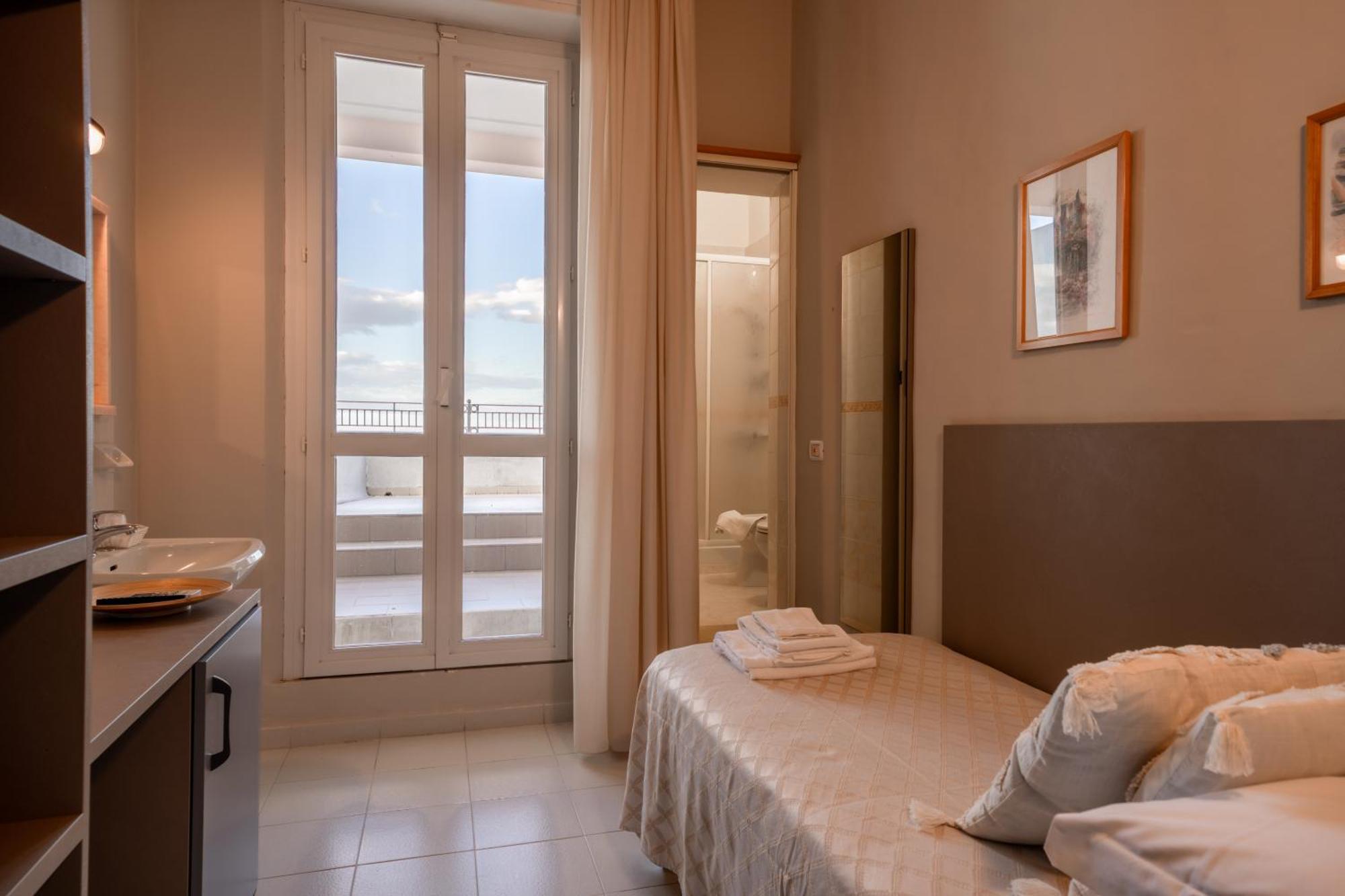 Hotel Continental Cattolica Esterno foto
