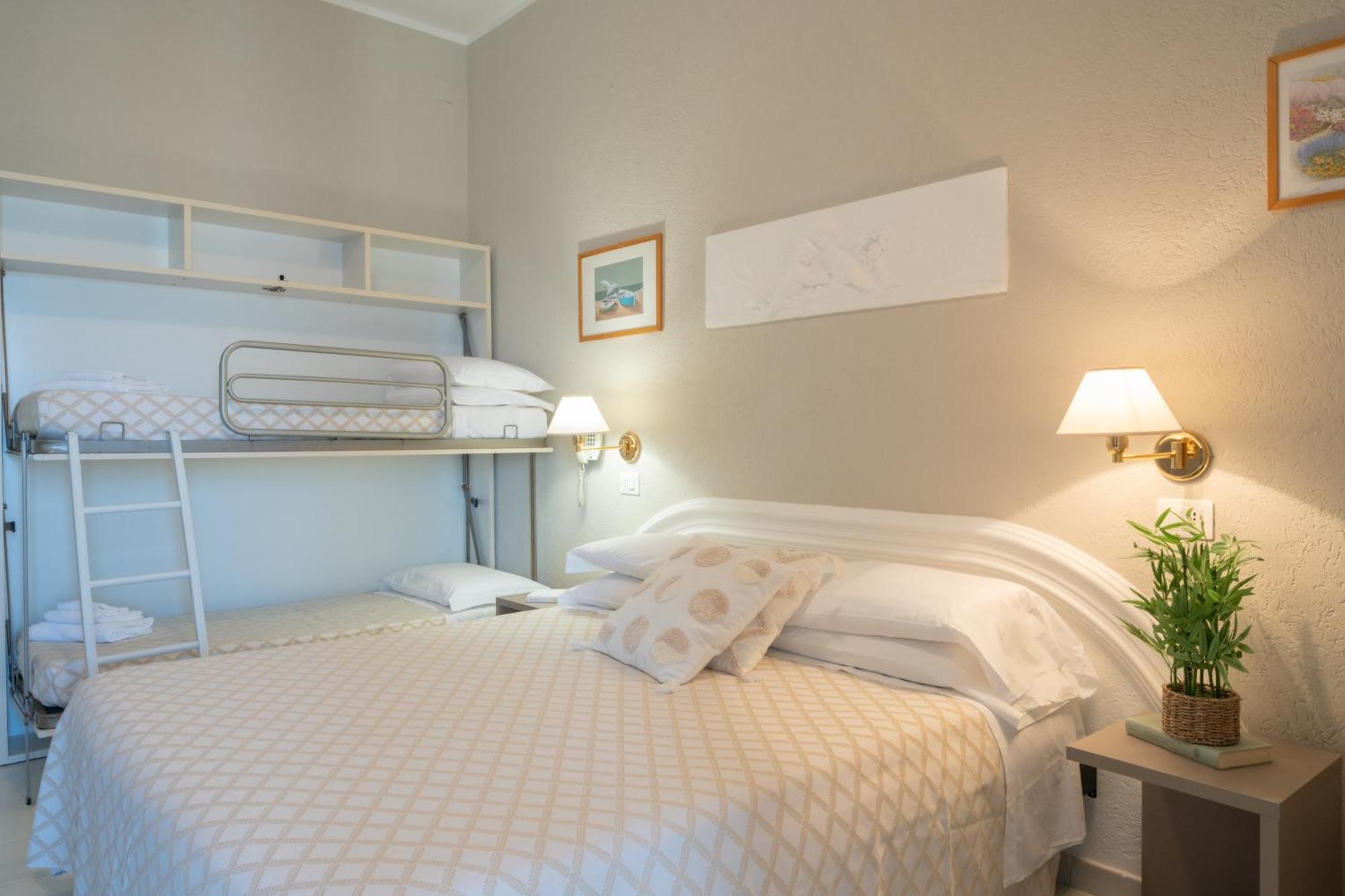 Hotel Continental Cattolica Esterno foto