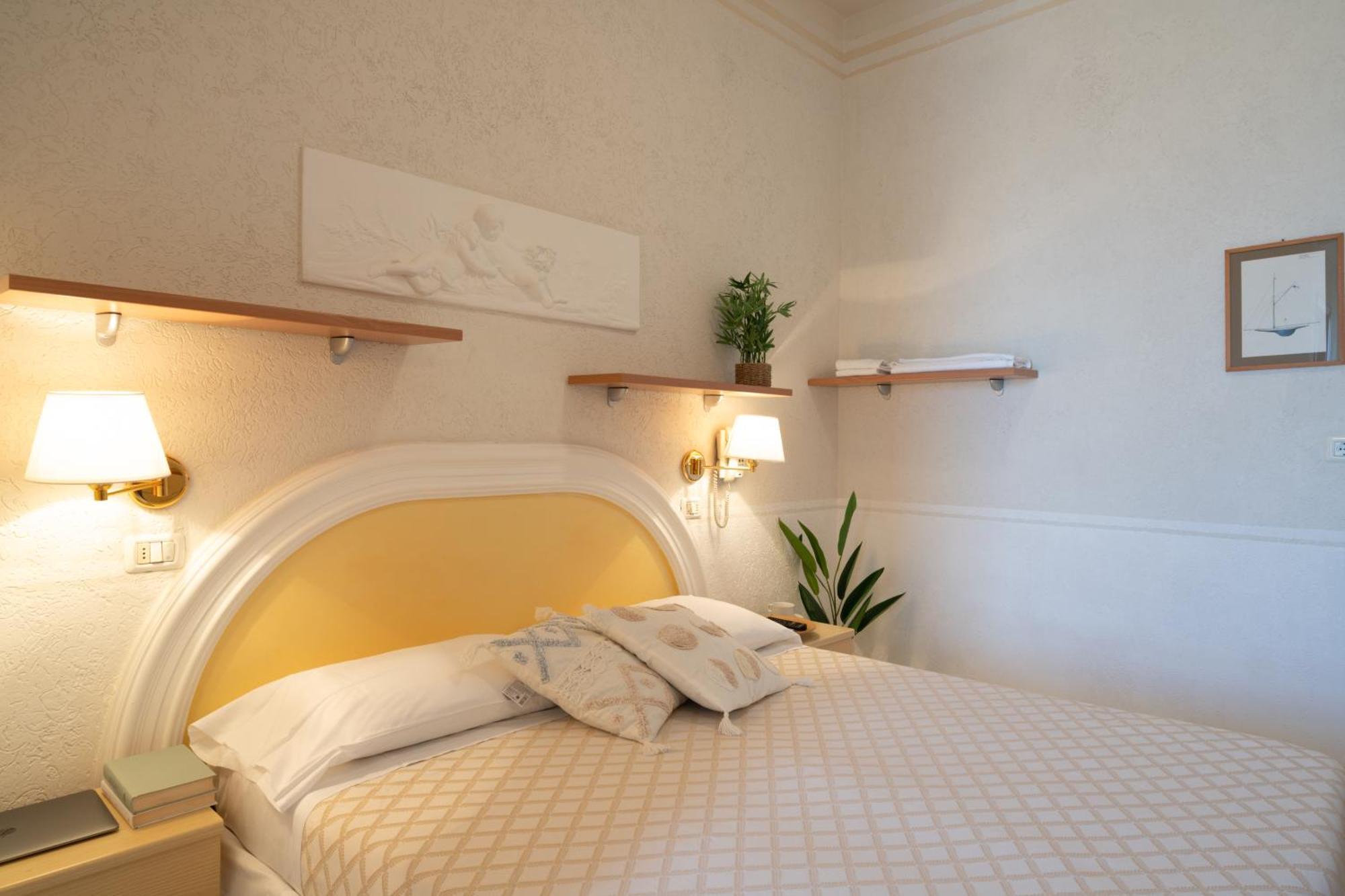 Hotel Continental Cattolica Esterno foto