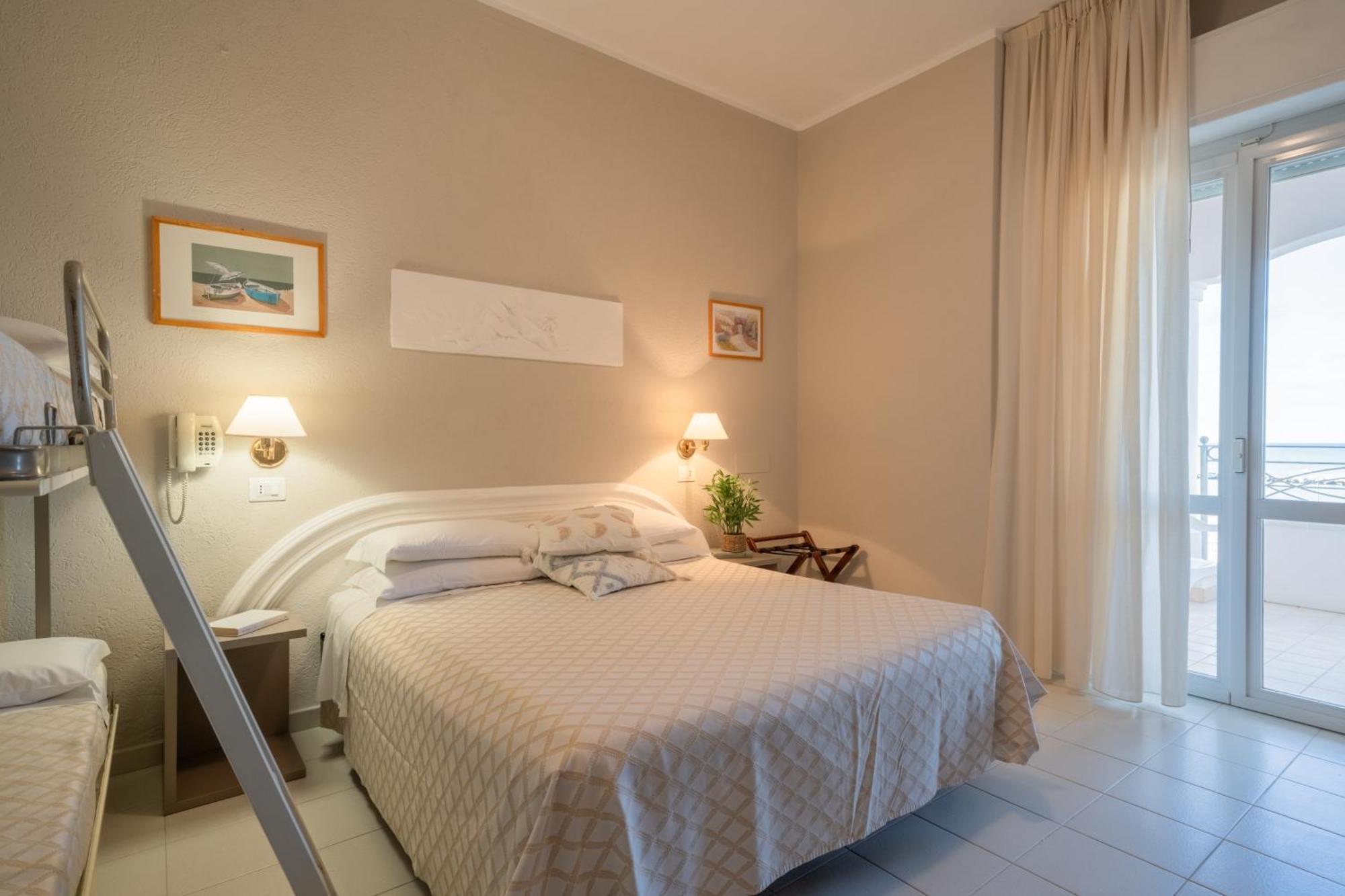 Hotel Continental Cattolica Esterno foto