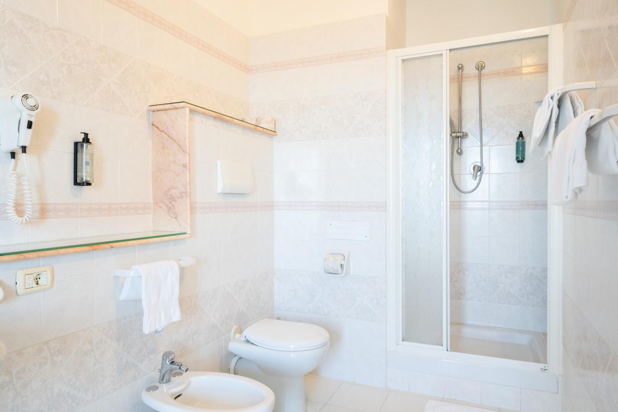 Hotel Continental Cattolica Esterno foto
