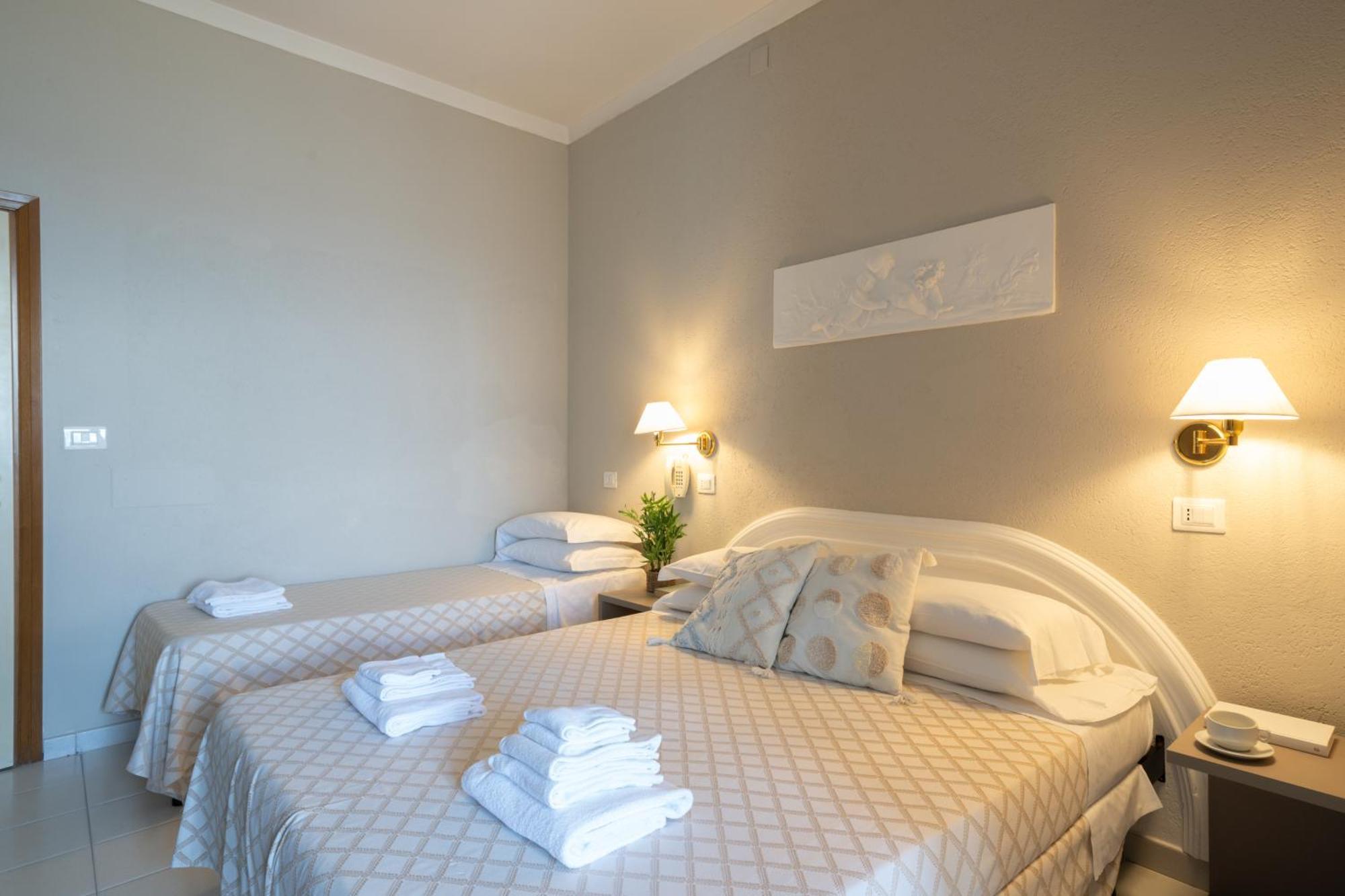 Hotel Continental Cattolica Esterno foto