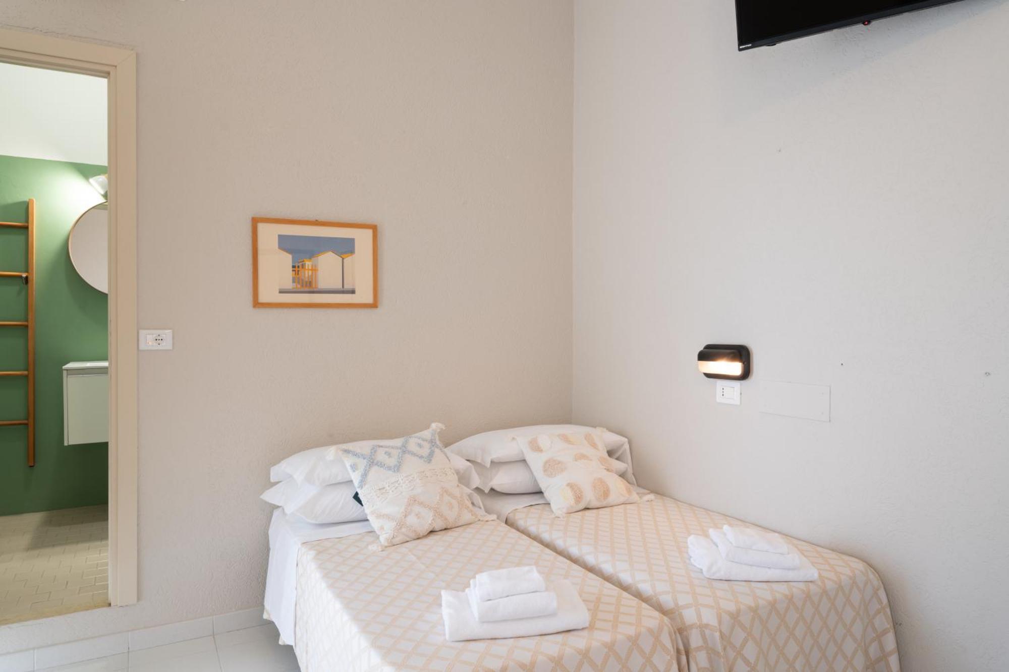 Hotel Continental Cattolica Esterno foto