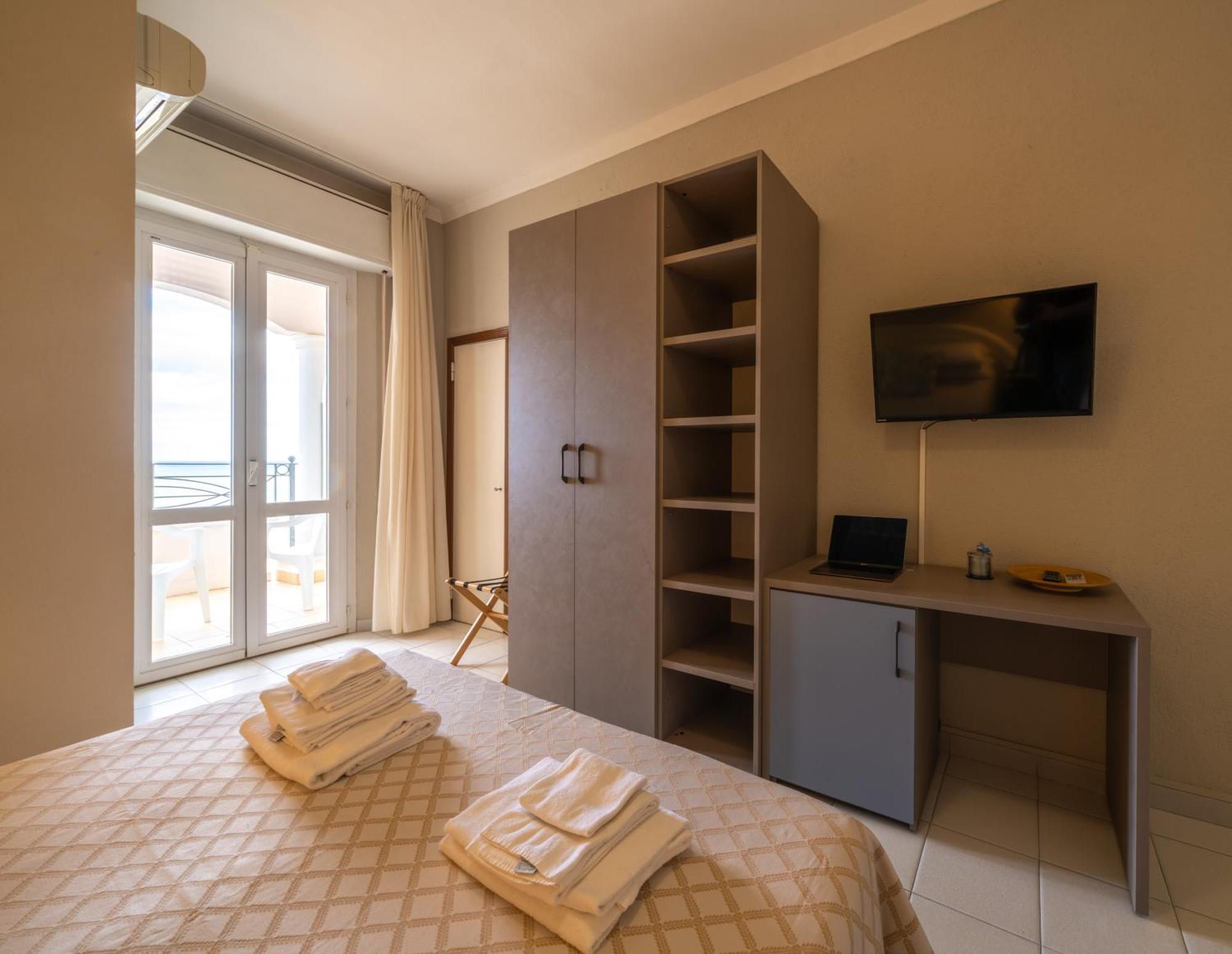 Hotel Continental Cattolica Esterno foto