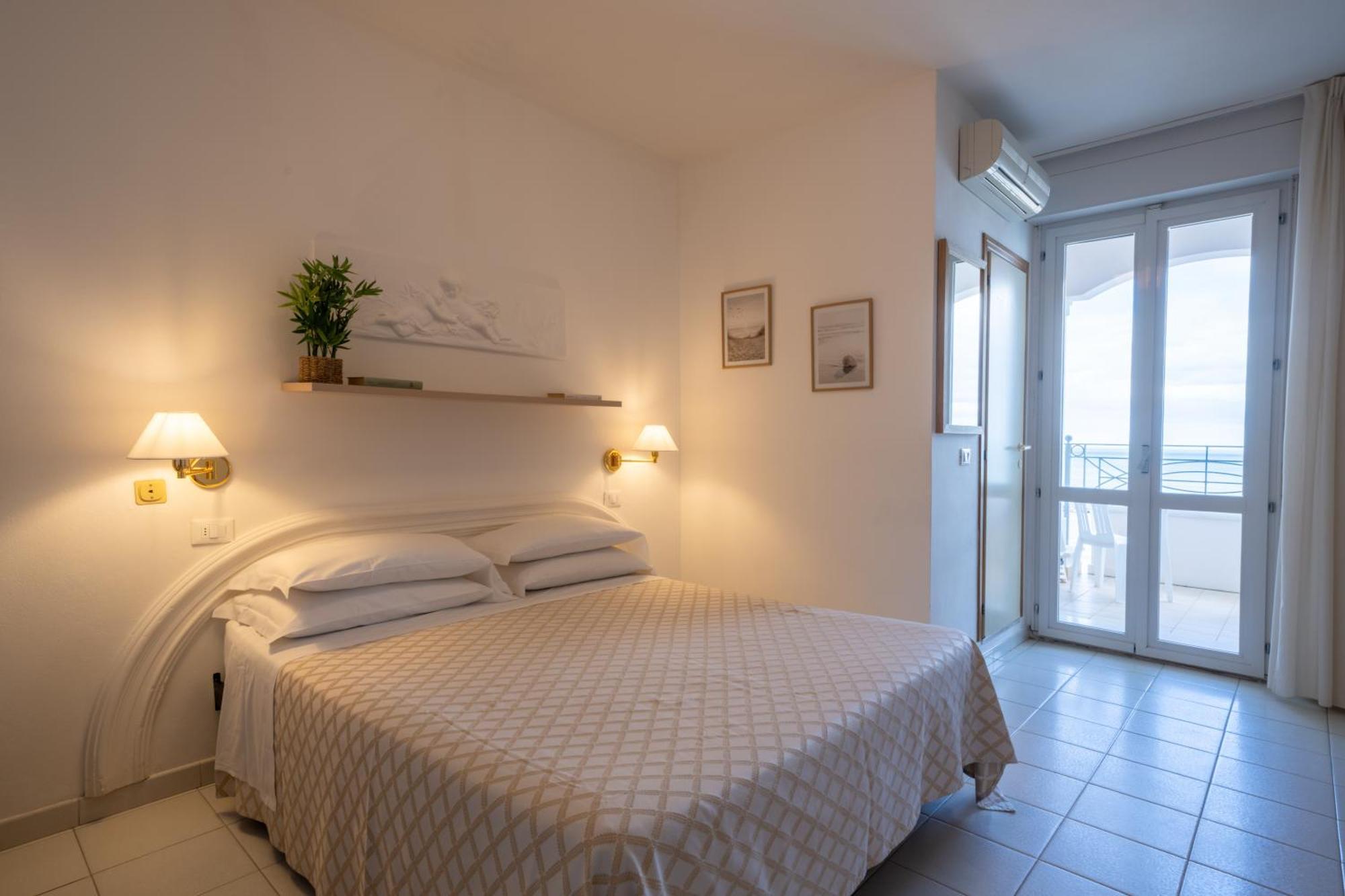 Hotel Continental Cattolica Esterno foto