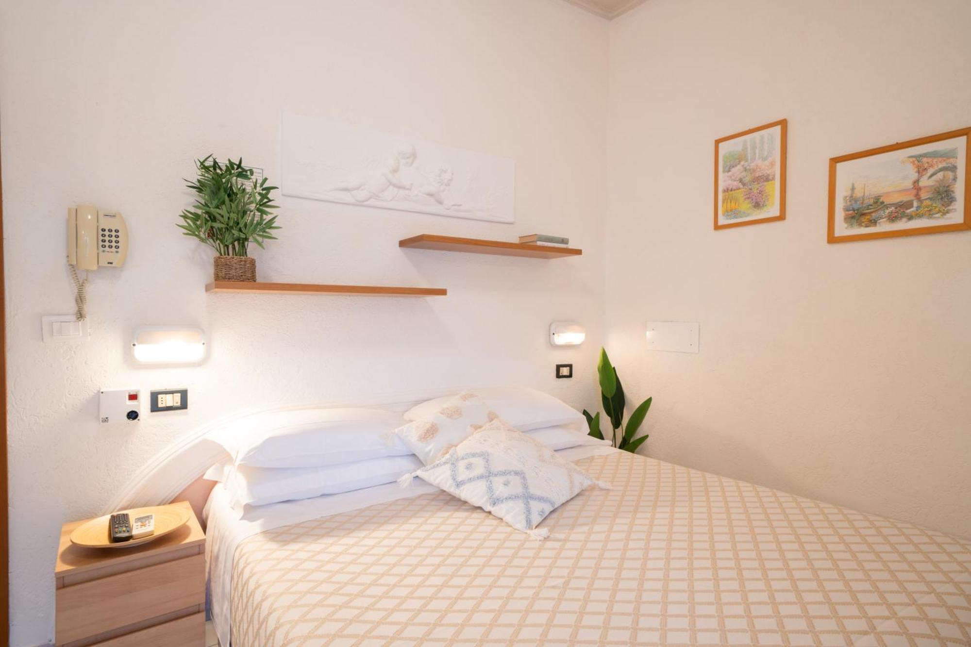 Hotel Continental Cattolica Esterno foto